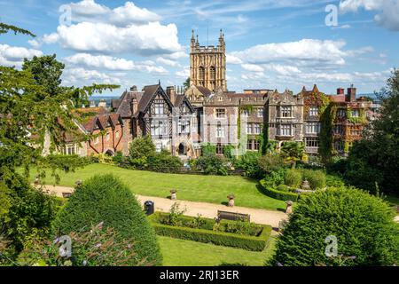 Das Abbey Hotel, ein 4-Sterne-Hotel mit dem Glockenturm der Abtei in Great Malvern, Worcestershire, England, Großbritannien Stockfoto