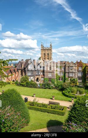 Das Abbey Hotel, ein 4-Sterne-Hotel mit dem Glockenturm der Abtei in Great Malvern, Worcestershire, England, Großbritannien Stockfoto