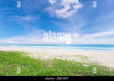 Tropische andaman-Meereslandschaft, malerisch am Strand und am blauen Himmel in phuket, Thailand. Stockfoto