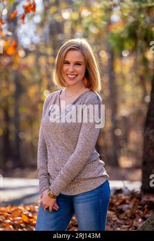 Charlotte, NC, USA. Nov 2022. Ein wunderschönes blondes Modell genießt das Herbstwetter im Freien (BILDAUSSCHNITT: © Walter G Arce SR Grindstone Medi/ASP) NUR REDAKTIONELLE VERWENDUNG! Nicht für kommerzielle ZWECKE! Stockfoto