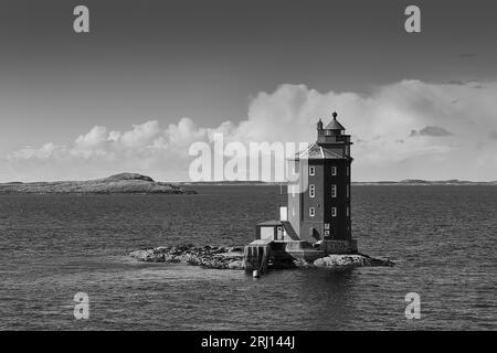 Schwarz-Weiß-Foto Des Historischen Achteckigen Kjeungskjær-Leuchtturms (Kjeungskjær Fyrstasjon), Der 1880 Aus Stein Gebaut Wurde, In Der Nähe Von Ørland, Norwegen Stockfoto