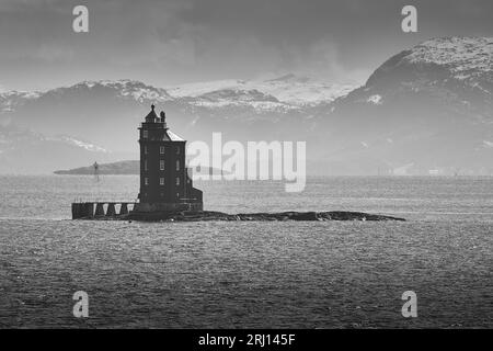 Schwarz-Weiß-Foto Des Historischen Achteckigen Kjeungskjær-Leuchtturms (Kjeungskjær Fyrstasjon), Der 1880 Aus Stein Gebaut Wurde, In Der Nähe Von Ørland, Norwegen Stockfoto