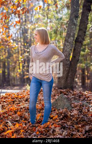 Charlotte, NC, USA. Nov 2022. Ein wunderschönes blondes Modell genießt das Herbstwetter im Freien (BILDAUSSCHNITT: © Walter G Arce SR Grindstone Medi/ASP) NUR REDAKTIONELLE VERWENDUNG! Nicht für kommerzielle ZWECKE! Stockfoto