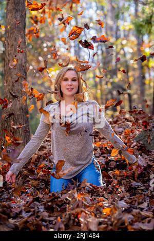 Charlotte, NC, USA. Nov 2022. Ein wunderschönes blondes Modell genießt das Herbstwetter im Freien (BILDAUSSCHNITT: © Walter G Arce SR Grindstone Medi/ASP) NUR REDAKTIONELLE VERWENDUNG! Nicht für kommerzielle ZWECKE! Stockfoto