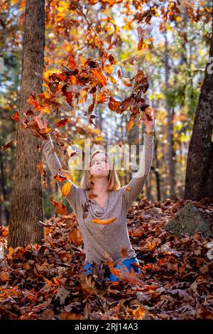 Charlotte, NC, USA. Nov 2022. Ein wunderschönes blondes Modell genießt das Herbstwetter im Freien (BILDAUSSCHNITT: © Walter G Arce SR Grindstone Medi/ASP) NUR REDAKTIONELLE VERWENDUNG! Nicht für kommerzielle ZWECKE! Stockfoto