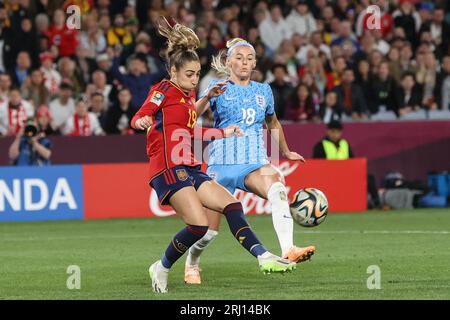 Olga Carmona #19 aus Spanien und Chloe Kelly #18 aus England kämpfen beim Finale der FIFA Frauen-Weltmeisterschaft 2023 um den Ball im Stadion Australien, Sydney, Australien, 20. August 2023 (Foto: Patrick Hoelscher/News Images) Stockfoto