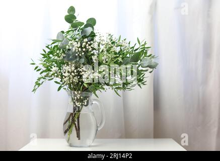 Schöner Blumenstrauß auf einem weißen Tisch mit weißem Hintergrund Stockfoto