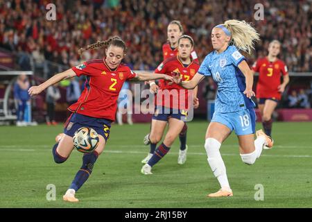 Sydney, Australien. August 2023. Ona Batlle #2 aus Spanien gibt den Ball frei, als Chloe Kelly #18 von England während des Endspiels der FIFA Frauen-Weltmeisterschaft 2023 im Stadion Australien, Sydney, Australien, 20. August 2023 (Foto: Patrick Hoelscher/News Images) in Sydney, Australien, am 20. August 2023, Druck ausübt. (Foto: Patrick Hoelscher/News Images/SIPA USA) Credit: SIPA USA/Alamy Live News Stockfoto