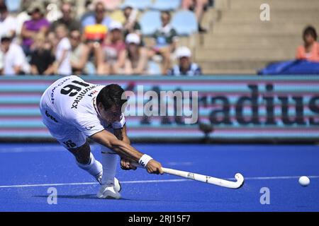 Monchengladbach, Deutschland. August 2023. Der Belgier Alexander Hendrickx zeigte sich in Aktion während eines Eishockeyspiels zwischen England und der belgischen Männer-Hockeymannschaft Red Lions, Sonntag, 20. August 2023 in Monchengladbach, Deutschland, Spiel 1/3 in der Poolphase der Männer-Hockey-Europameisterschaften. Die EuroHockey-Meisterschaften 2023 finden vom 18. August bis zum 27. August 2023 statt. BELGA PHOTO DIRK WAEM Credit: Belga News Agency/Alamy Live News Stockfoto