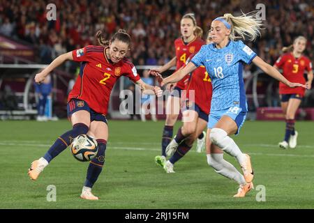 Sydney, Australien. August 2023. Ona Batlle #2 aus Spanien gibt den Ball frei, als Chloe Kelly #18 von England während des Endspiels der FIFA Frauen-Weltmeisterschaft 2023 im Stadion Australien, Sydney, Australien, 20. August 2023 (Foto: Patrick Hoelscher/News Images) in Sydney, Australien, am 20. August 2023, Druck ausübt. (Foto: Patrick Hoelscher/News Images/SIPA USA) Credit: SIPA USA/Alamy Live News Stockfoto