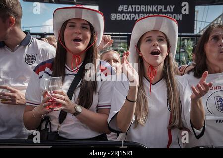 London, Großbritannien. August 2023. FIFA Frauen-WM-Finale: England gegen Spanien. England-Fans reagieren, während sie im BOXPARK Croydon die erste Halbzeit während des WM-Endspiels von England gegen Spanien live vom Stadion Australia in Sydney aus verfolgen. Guy Corbishley/Alamy Live News Stockfoto