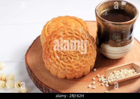 Gebackener Mondkuchen für das chinesische Mid Autumn Festival Celebration, serviert mit Tee Stockfoto