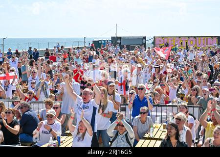 Hastings, East Sussex, Großbritannien. August 2023. Die Fans reagieren auf einen Elfmeterabzug der englischen Torhüterin Mary Earps gegen Spanien während des Fanzone der FIFA-Weltmeisterschaft der Frauen im 4. Fan Park am Hastings Pier. Kredit: Capital/Alamy Live News Stockfoto