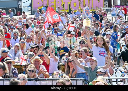 Hastings, East Sussex, Großbritannien. August 2023. Die Fans reagieren auf einen Elfmeterabzug der englischen Torhüterin Mary Earps gegen Spanien während des Fanzone der FIFA-Weltmeisterschaft der Frauen im 4. Fan Park am Hastings Pier. Kredit: Capital/Alamy Live News Stockfoto