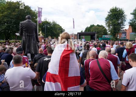 Fans sehen sich das Finale der FIFA Frauen-Weltmeisterschaft 2023 zwischen Spanien und England in der Fanzone in Villa Park, Birmingham, an. Bilddatum: Sonntag, 20. August 2023. Stockfoto