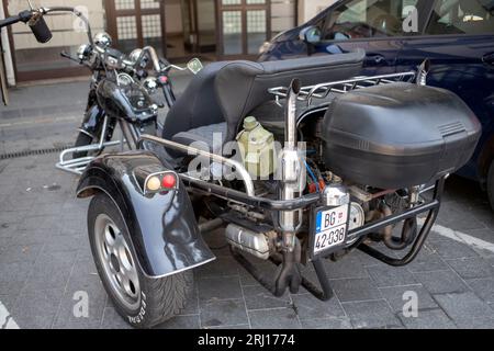 Ein dreirädriges Motorrad mit VW Beetle Stockfoto