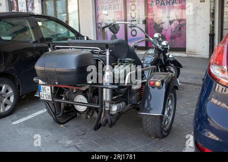 Ein dreirädriges Motorrad mit VW Beetle Stockfoto