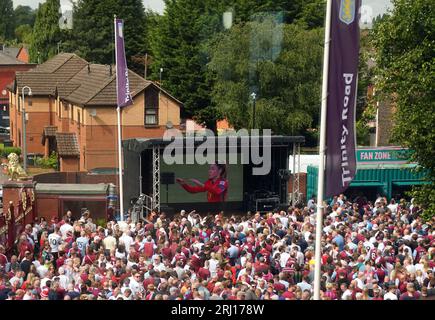 Fans sehen sich das Finale der FIFA Frauen-Weltmeisterschaft 2023 zwischen Spanien und England in der Fanzone in Villa Park, Birmingham, an. Bilddatum: Sonntag, 20. August 2023. Stockfoto