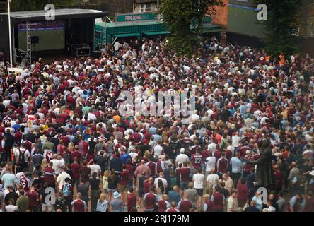 Fans sehen sich das Finale der FIFA Frauen-Weltmeisterschaft 2023 zwischen Spanien und England in der Fanzone in Villa Park, Birmingham, an. Bilddatum: Sonntag, 20. August 2023. Stockfoto