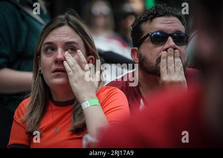 London, Großbritannien. August 2023. FIFA Frauen-WM-Finale: England gegen Spanien. Tränen und Enttäuschungen von Fans im BOXPARK Croydon bei der Vollzeit-Whistle, als das England-Team die Weltmeisterschaft England gegen Spanien nicht gewinnen konnte, live aus dem Stadion Australien in Sydney übertragen. Guy Corbishley/Alamy Live News Stockfoto