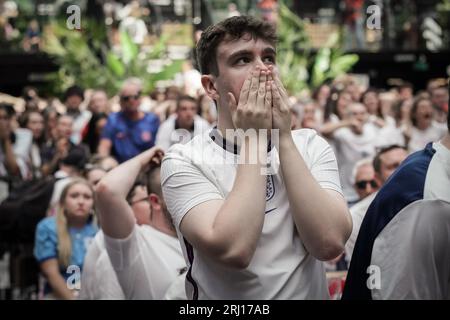 London, Großbritannien. August 2023. FIFA Frauen-WM-Finale: England gegen Spanien. Tränen und Enttäuschungen von Fans im BOXPARK Croydon bei der Vollzeit-Whistle, als das England-Team die Weltmeisterschaft England gegen Spanien nicht gewinnen konnte, live aus dem Stadion Australien in Sydney übertragen. Guy Corbishley/Alamy Live News Stockfoto