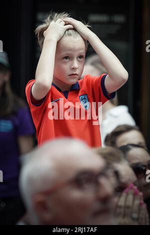 London, Großbritannien. August 2023. FIFA Frauen-WM-Finale: England gegen Spanien. Tränen und Enttäuschungen von Fans im BOXPARK Croydon bei der Vollzeit-Whistle, als das England-Team die Weltmeisterschaft England gegen Spanien nicht gewinnen konnte, live aus dem Stadion Australien in Sydney übertragen. Guy Corbishley/Alamy Live News Stockfoto