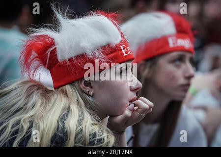 London, Großbritannien. August 2023. FIFA Frauen-WM-Finale: England gegen Spanien. Tränen und Enttäuschungen von Fans im BOXPARK Croydon bei der Vollzeit-Whistle, als das England-Team die Weltmeisterschaft England gegen Spanien nicht gewinnen konnte, live aus dem Stadion Australien in Sydney übertragen. Guy Corbishley/Alamy Live News Stockfoto