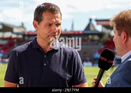 Rotterdam, Niederlande. August 2023. ROTTERDAM, NIEDERLANDE - 20. AUGUST: Cheftrainer Jeroen Rijsdijk von Sparta Rotterdam wird von ESPN während des niederländischen Eredivisie-Spiels zwischen Sparta Rotterdam und Feyenoord im Sparta-stadion Het Kasteel am 20. August 2023 in Rotterdam interviewt. (Foto: Hans van der Valk/Orange Pictures) Credit: Orange Pics BV/Alamy Live News Stockfoto