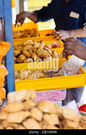 Straßenhändler, der frittierte Snacks in Asien verkauft Stockfoto