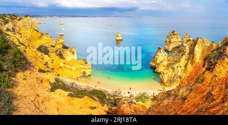 Blick aus der Vogelperspektive auf den Camilo Beach Boardwalk und die Treppe zum Strand Camilo Beach, Praia do Camilo, natürliche Felsformation und Beach Cove Lagos, Algarv Stockfoto