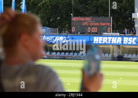 Berlin, Deutschland. August 2023. Regionalliga Frauen: Hertha BSC - Union Berlin. Die Anzeigetafel des Hanns-Braun-Stadions zeigt 0:0 vor dem Frauen-Regionalliga-Spiel zwischen Hertha BSC und Union Berlin. Quelle: Jörg Carstensen/dpa/Alamy Live News Stockfoto