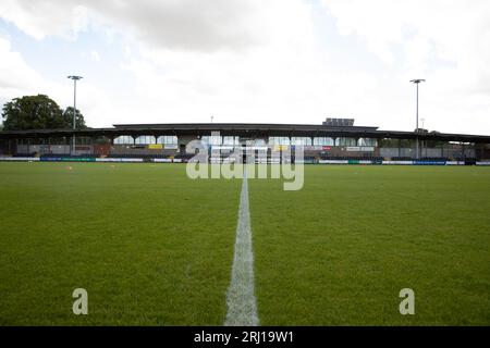 Allgemeine Innenansicht des Princes Park Stadions, Dartford FC, von der Mittellinie mit Blick auf die Haupttribüne Stockfoto