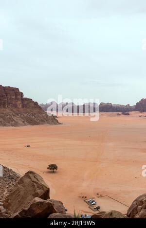 Ein wunderschöner Tag in der jordanischen Wüste Wadi Rum. Weites Dessert mit atemberaubenden Bergen und Sanddünen, fantastische Landschaft, die Sie sehen sollten. Hochwertige Fotos Stockfoto