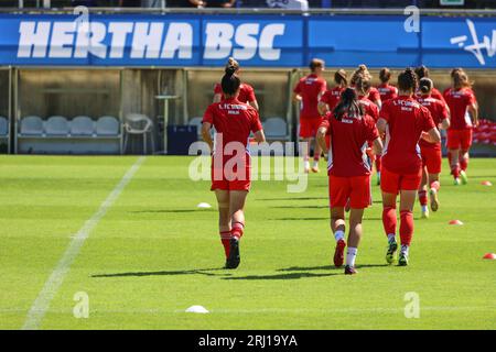 Berlin, Deutschland. August 2023. Regionalliga Frauen: Hertha BSC - Union Berlin. Die Spieler der Union Berlin laufen ins Hanns-Braun-Stadion. Quelle: Jörg Carstensen/dpa/Alamy Live News Stockfoto