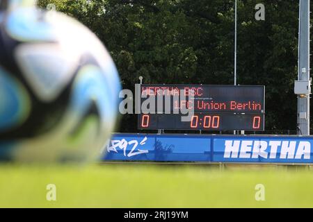 Berlin, Deutschland. August 2023. Regionalliga Frauen: Hertha BSC - Union Berlin. Die Anzeigetafel des Hanns-Braun-Stadions zeigt 0:0 vor dem Frauen-Regionalliga-Spiel zwischen Hertha BSC und Union Berlin. Quelle: Jörg Carstensen/dpa/Alamy Live News Stockfoto