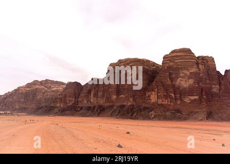 Ein wunderschöner Tag in der jordanischen Wüste Wadi Rum. Weites Dessert mit atemberaubenden Bergen und Sanddünen, fantastische Landschaft, die Sie sehen sollten. Hochwertige Fotos Stockfoto