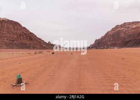 Ein wunderschöner Tag in der jordanischen Wüste Wadi Rum. Weites Dessert mit atemberaubenden Bergen und Sanddünen, fantastische Landschaft, die Sie sehen sollten. Hochwertige Fotos Stockfoto