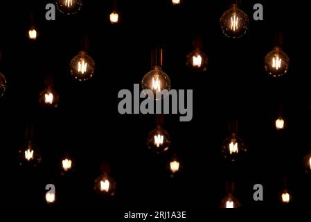 Retro-Lampen im Loft-Stil auf schwarzem Hintergrund. Stockfoto