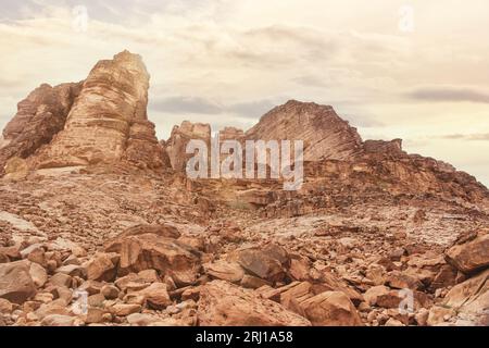 Ein wunderschöner Tag in der jordanischen Wüste Wadi Rum. Weites Dessert mit atemberaubenden Bergen und Sanddünen, fantastische Landschaft, die Sie sehen sollten. Hochwertige Fotos Stockfoto