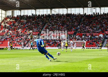 bet365 Stadium, Stoke, England - 19. August 2023 Mark Travers Torhüter von Stoke City macht einen Freistoß - während des Spiels Stoke City gegen Watford, EFL Championship, 2023/24, bet365 Stadium, Stoke, England - 19. August 2023 Credit: Arthur Haigh/WhiteRosePhotos/Alamy Live News Stockfoto