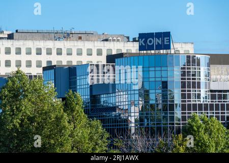 Schild und Logo auf dem Kone-Gebäude in Asnieres-sur-seine, Frankreich. Kone ist ein finnisches Unternehmen, das sich auf Aufzüge, Rolltreppen und automatische Türen spezialisiert hat Stockfoto