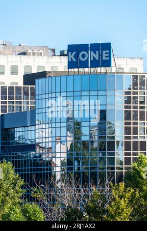 Schild und Logo auf dem Kone-Gebäude in Asnieres-sur-seine, Frankreich. Kone ist ein finnisches Unternehmen, das sich auf Aufzüge, Rolltreppen und automatische Türen spezialisiert hat Stockfoto