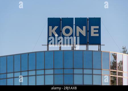 Schild und Logo auf dem Kone-Gebäude in Asnieres-sur-seine, Frankreich. Kone ist ein finnisches Unternehmen, das sich auf Aufzüge, Rolltreppen und automatische Türen spezialisiert hat Stockfoto