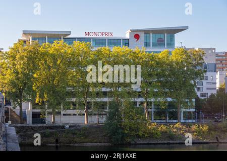 Fassade des Gebäudes mit Sitz des französischen Unternehmens Monoprix, Clichy, Frankreich Stockfoto
