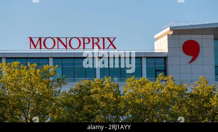 Schild und Logo auf dem Gebäude, in dem sich der Hauptsitz des französischen Unternehmens Monoprix befindet Stockfoto