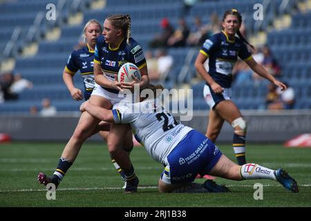 Leeds, Großbritannien. August 2023. Headingley Stadium, Leeds, West Yorkshire, 20. August 2023 Betfred Womens Super League Leeds Rhinos gegen Warrington Wolves Caitlin Beevers von Leeds Rhinos Women wird von der Verteidigerin der Warrington Wolves Women angegriffen. Quelle: Touchlinepics/Alamy Live News Stockfoto