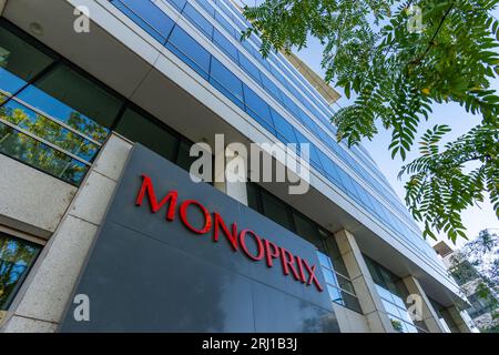 Schild und Logo auf dem Gebäude, in dem sich der Hauptsitz des französischen Unternehmens Monoprix befindet Stockfoto