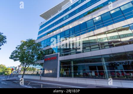 Fassade des Gebäudes mit Sitz des französischen Unternehmens Monoprix, Clichy, Frankreich Stockfoto