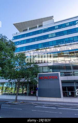 Fassade des Gebäudes mit Sitz des französischen Unternehmens Monoprix, Clichy, Frankreich Stockfoto