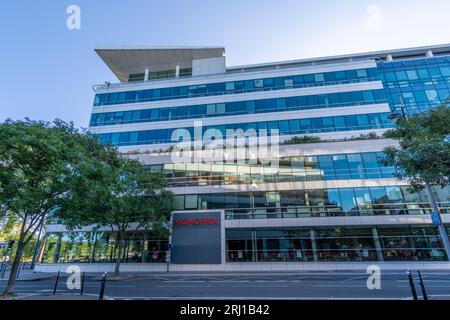 Fassade des Gebäudes mit Sitz des französischen Unternehmens Monoprix, Clichy, Frankreich Stockfoto